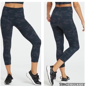 Spanx Slimming Tummy Control Crop Legging Black Camo Look At Me Now Seamless S
